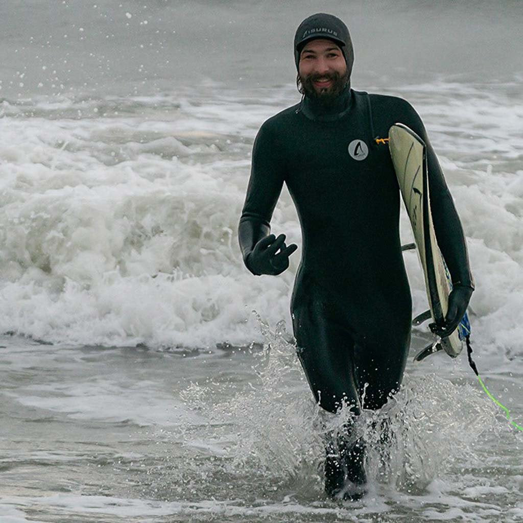 Shield-3-3-Hooded-Zipfree-Surf-Wetsuit-Yamamoto-Neoprene-Japanese-Neoprene-Baltic-Sea-Russia-Nikita-Walking